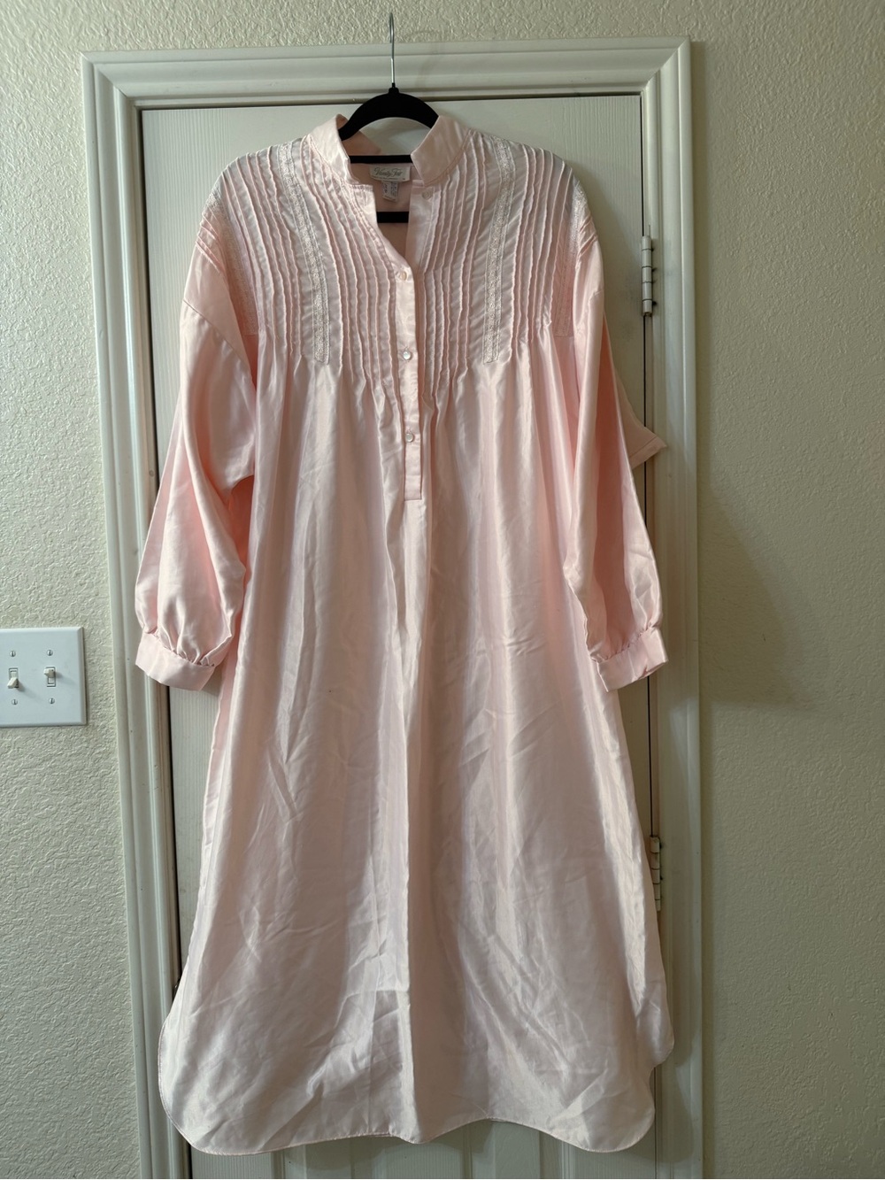 Vintage Vanity Fair Light Pink Pleated  Nightgown